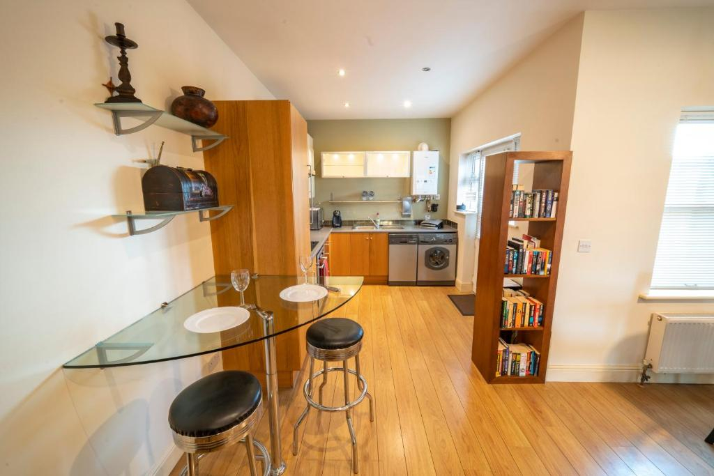 1 College Crescent