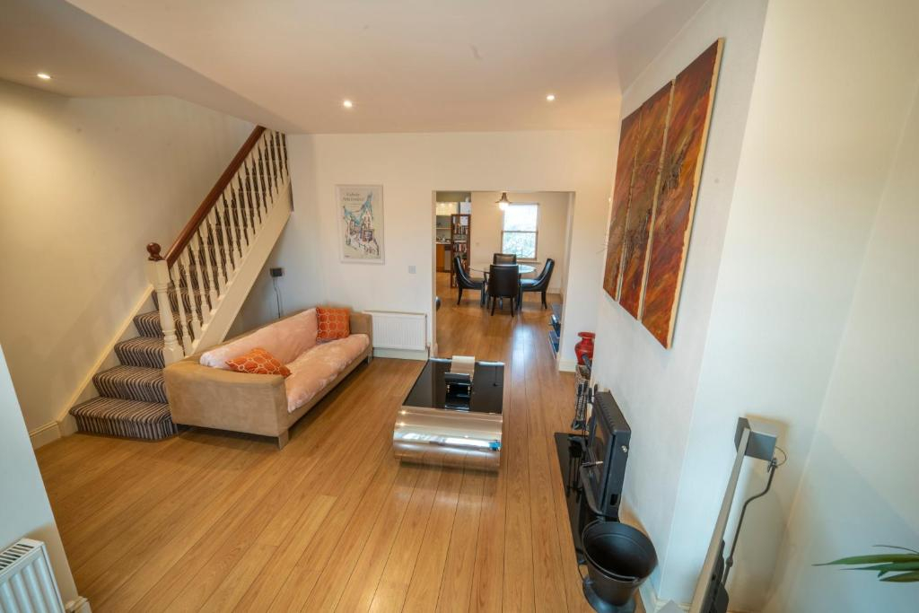 1 College Crescent