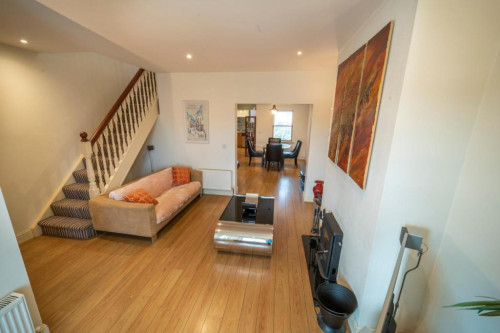 1 College Crescent