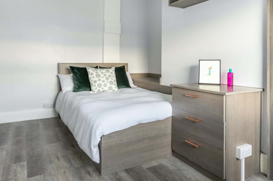  Three Bed Flat  -  Hyde Park Road  - Gallery -  1