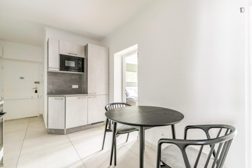 Welcoming 2-bedroom flat near the Dresdner Straße subway station