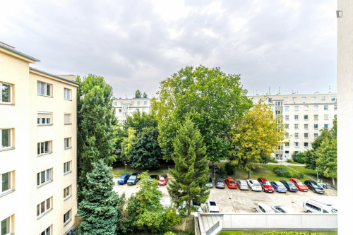 Welcoming 2-bedroom flat near the Dresdner Straße subway station