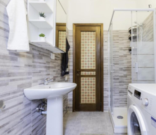 Big single bedroom with a balcony, in Padua - Gallery - 5