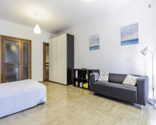 Big single bedroom with a balcony, in Padua