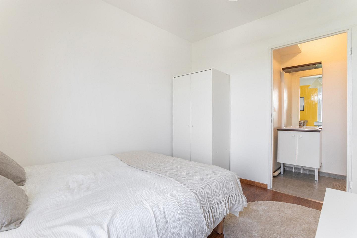 Settle Into This Room With Private Bathroom – LIL17 - 6