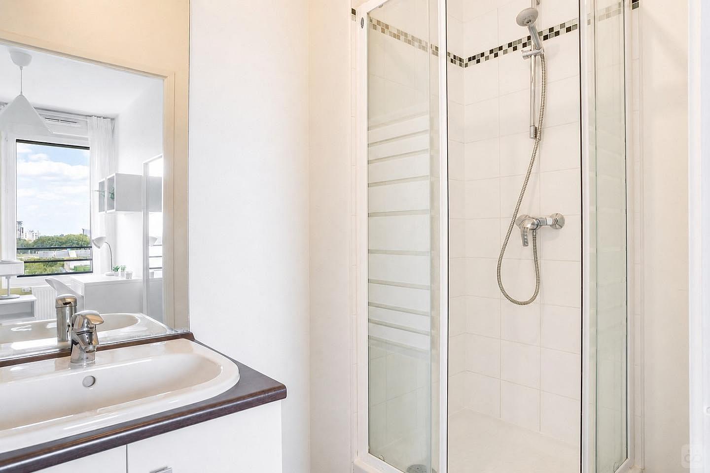 Settle Into This Room With Private Bathroom – LIL17 - 2