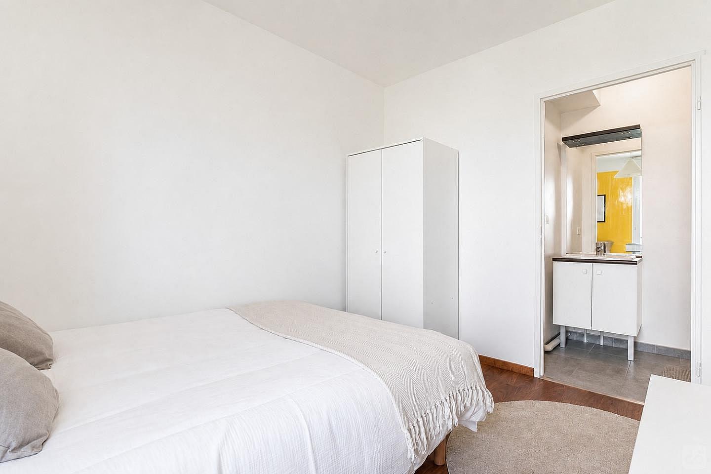 Settle Into This Room With Private Bathroom – LIL17 - 1