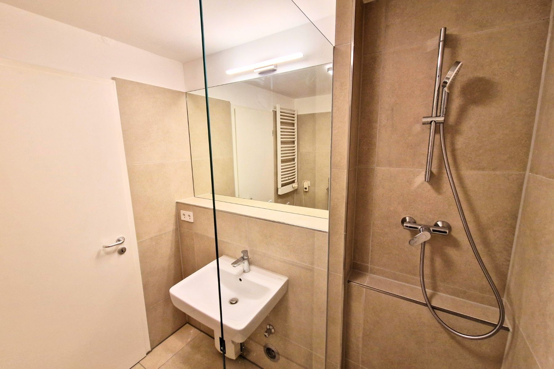 Modern & Fully Furnished Apartment With Balcony In Cologne-Mülheim - 2
