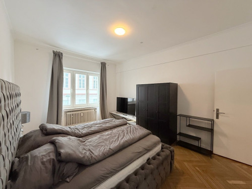 Furnished apartment in the heart of Düsseldorf – near Carlsplatz with balcony