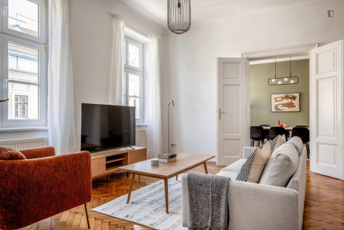 Lovely 2-bedroom flat near the University of Economics and Business - Gallery - 18