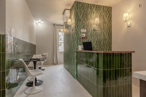 Double bedroom, with private bathroom, in 3-bedroom apartment