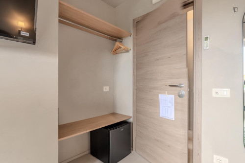 Double bedroom, with private bathroom, in 3-bedroom apartment - Gallery - 15