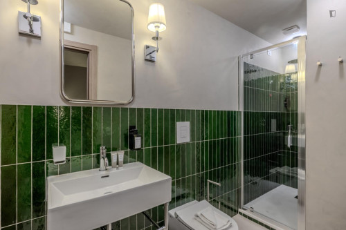 Double bedroom, with private bathroom, in 3-bedroom apartment