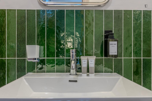 Double bedroom, with private bathroom, in 3-bedroom apartment - Gallery - 6