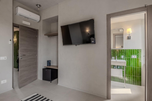 Double bedroom, with private bathroom, in 3-bedroom apartment - Gallery - 12