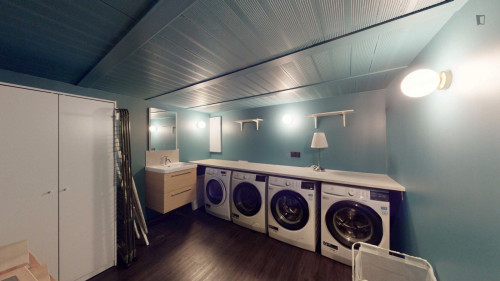 Cozy double bedroom near the Belleville subway station