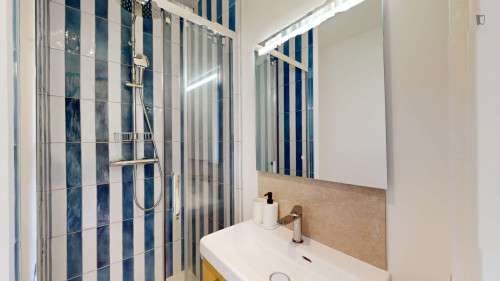Cozy doube ensuite bedroom near the Belleville subway station - Gallery - 14