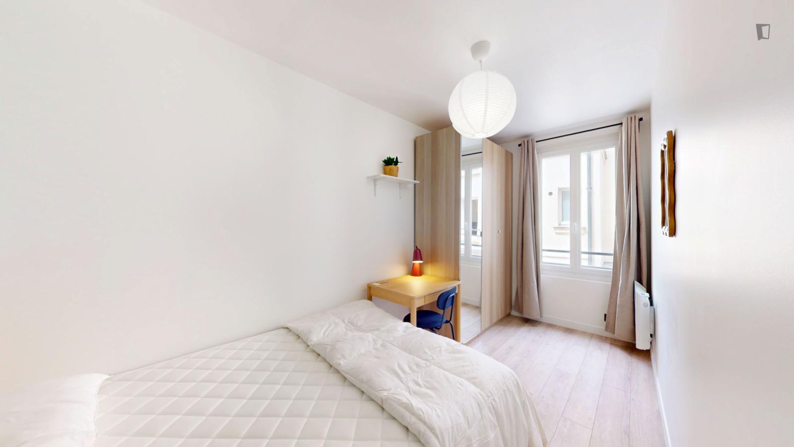 Welcoming Double Ensuite Bedroom Near The Belleville - 1