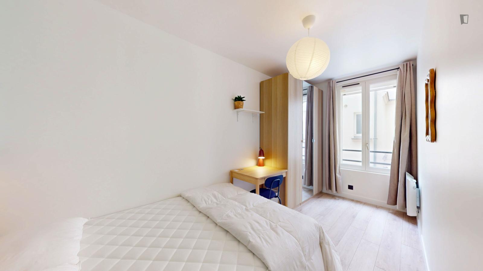 Inviting Double Bedroom Close To The Belleville Subway Station - 1