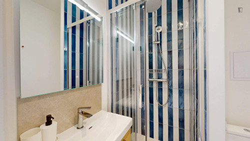 Bright double bedroom near the Belleville subway station - Gallery - 16