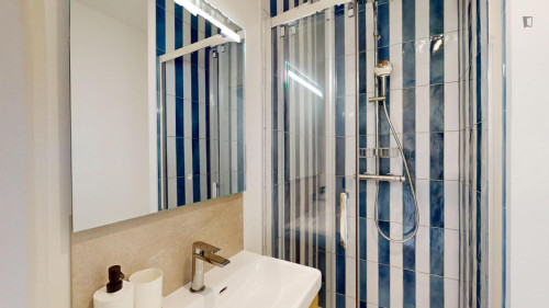Comfortable double ensuite bedroom near the Belleville subway station - Gallery - 13