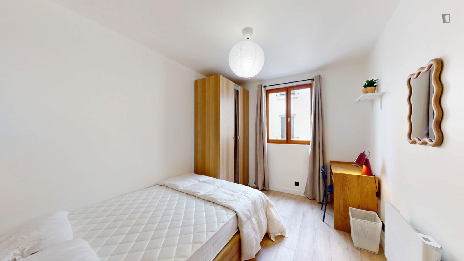 Inviting Double Ensuite Bedroom Close To The Belleville Subway Station - 1