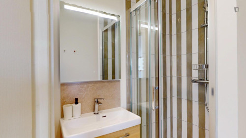 Lovely double ensuite bedroom close to the Belleville subway station - Gallery - 13