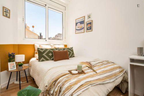 Inviting double bedroom close to the Mercat Nou subway station