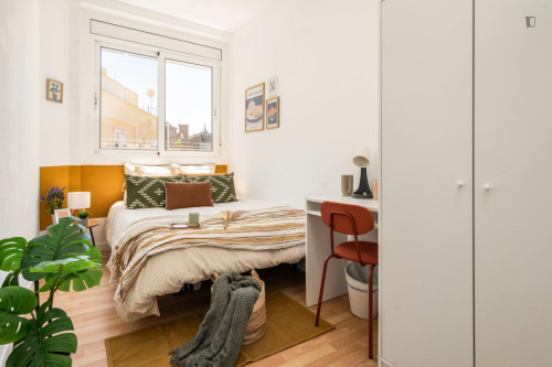 Inviting double bedroom close to the Mercat Nou subway station