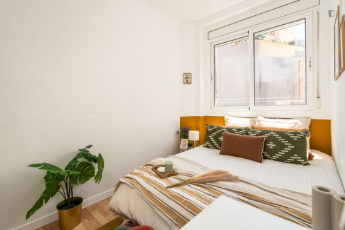 Inviting double bedroom close to the Mercat Nou subway station