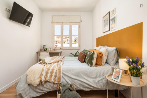 Bright double bedroom near the Badal subway station