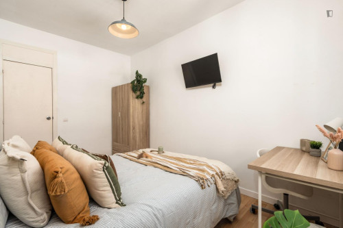 Bright double bedroom near the Badal subway station