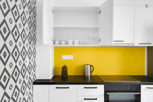 Inviting 1-bedroom flat near The Metropolitan College - Gallery - 9