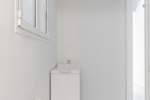 Inviting 1-bedroom flat near the Megaro Moussikis subway station