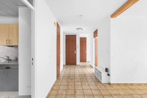 Spacious, light-filled, and partially furnished apartment in a quiet location – ideal for families