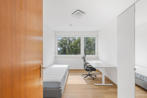 Spacious, light-filled, and partially furnished apartment in a quiet location – ideal for families - Gallery - 8