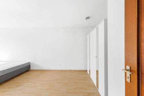 Spacious, light-filled, and partially furnished apartment in a quiet location – ideal for families - Gallery - 5