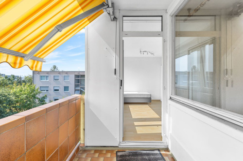Spacious, light-filled, and partially furnished apartment in a quiet location – ideal for families - Gallery - 15
