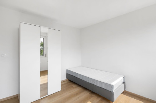 Spacious, light-filled, and partially furnished apartment in a quiet location – ideal for families