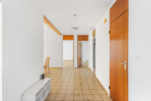 Spacious, light-filled, and partially furnished apartment in a quiet location – ideal for families - Gallery - 34