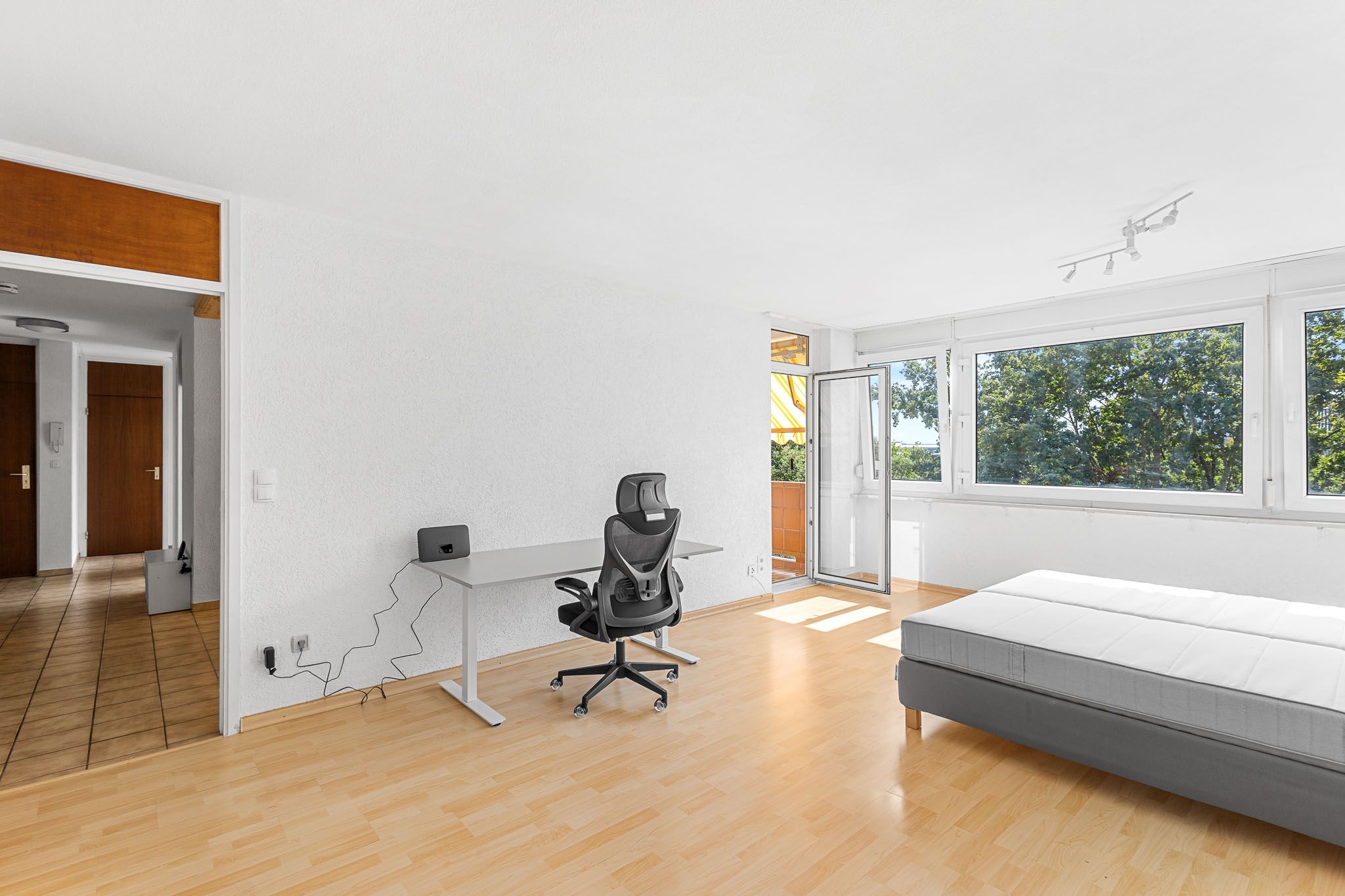 Spacious, Light-Filled, And Partially Furnished Apartment In A Quiet Location – Ideal For Families - 11