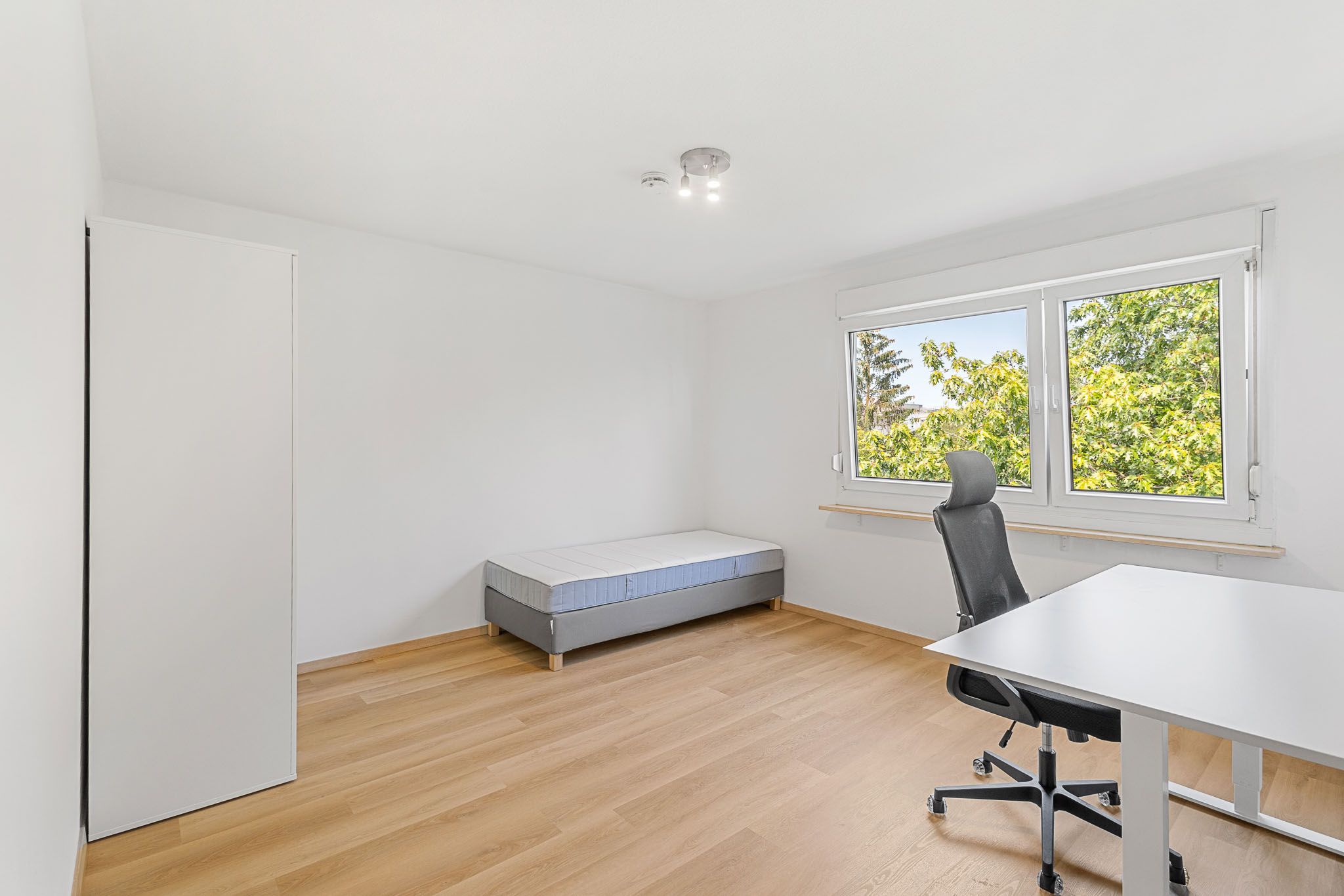 Spacious, Light-Filled, And Partially Furnished Apartment In A Quiet Location – Ideal For Families - 14