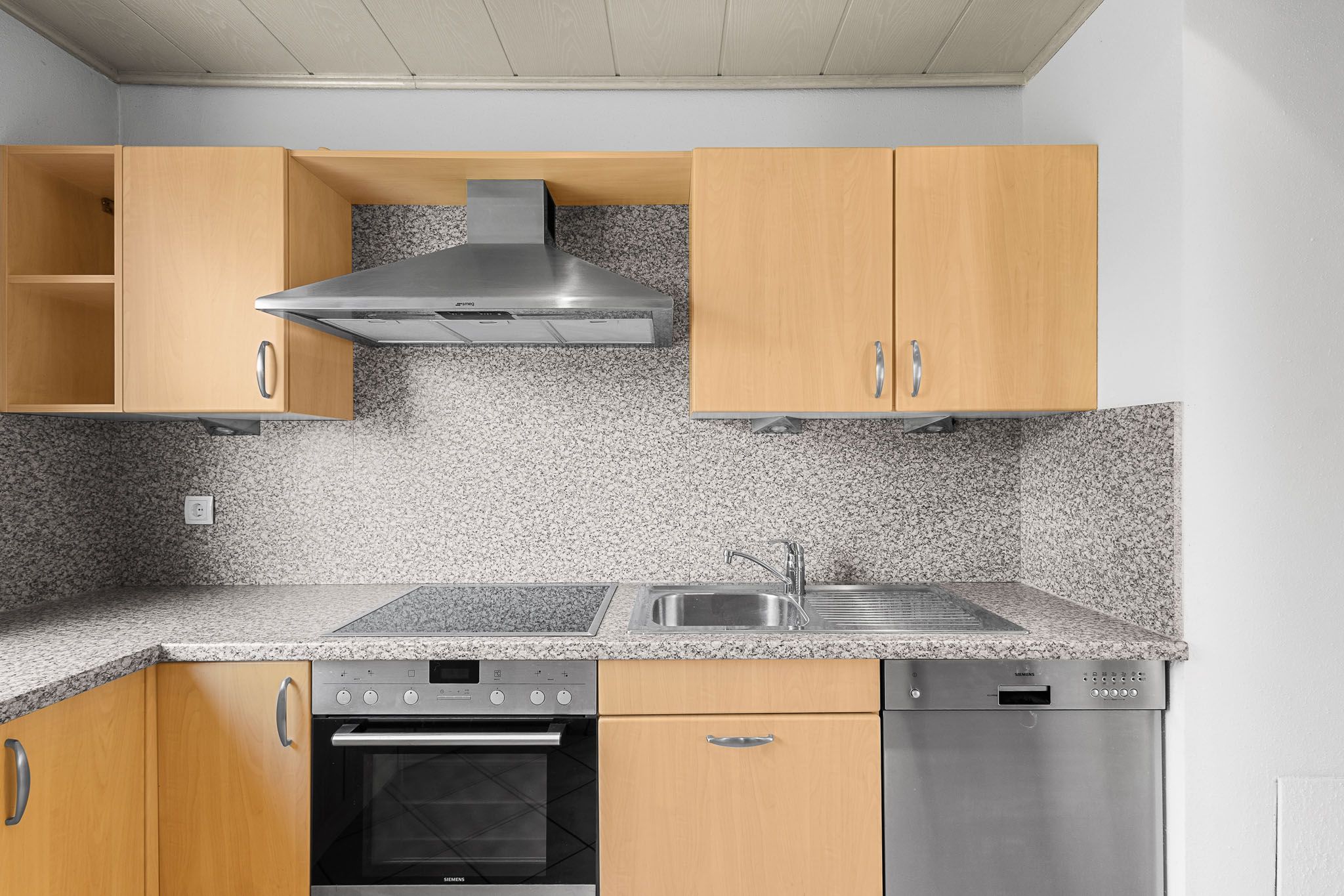 Spacious, Light-Filled, And Partially Furnished Apartment In A Quiet Location – Ideal For Families - 18