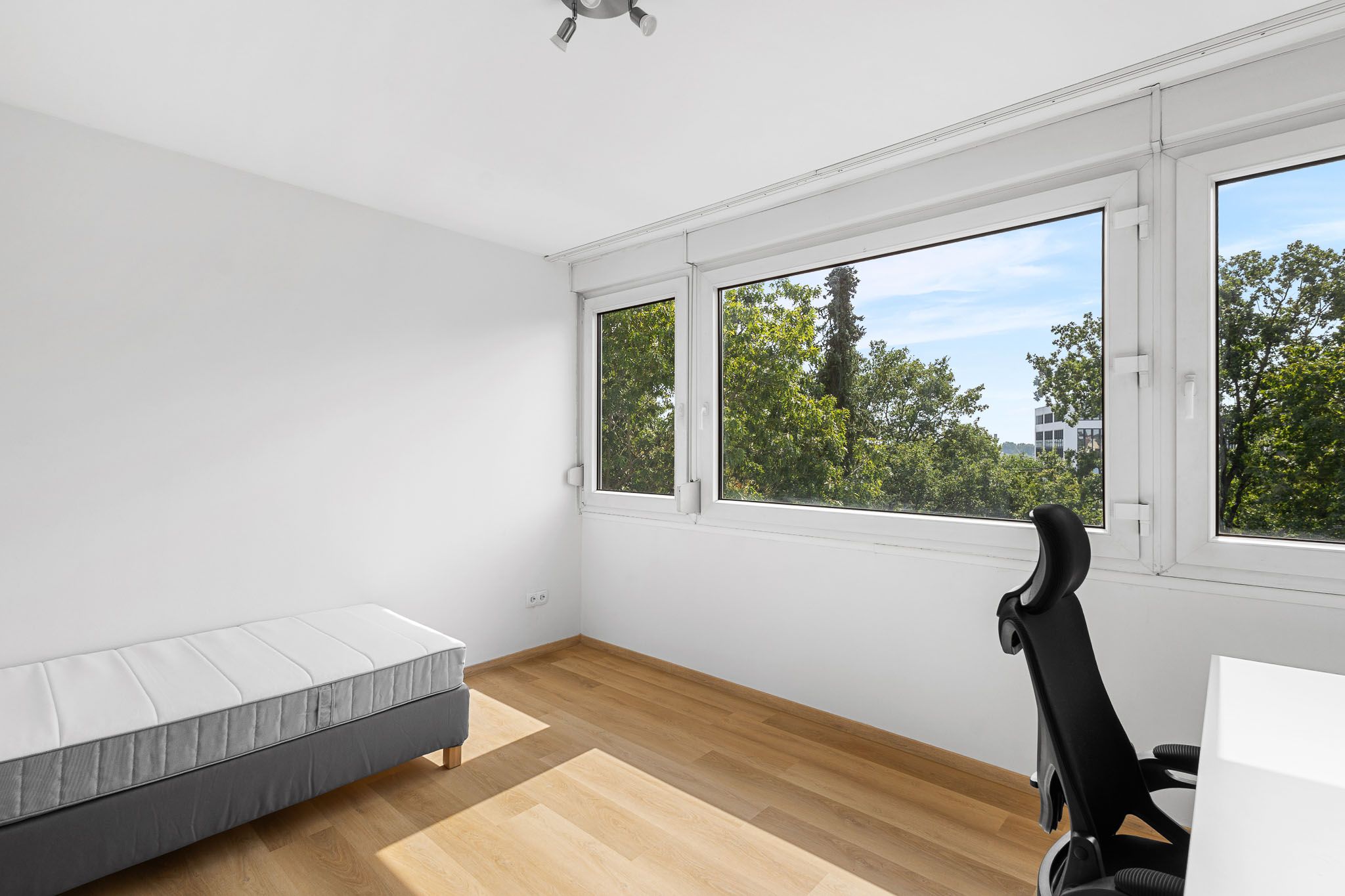 Spacious, Light-Filled, And Partially Furnished Apartment In A Quiet Location – Ideal For Families - 8