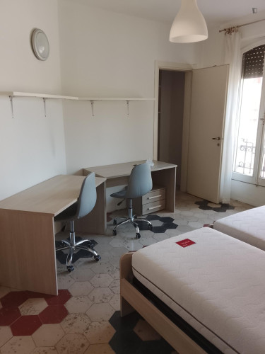 Bedroom in a 3 Bedroom Apartment in Bologna - Gallery - 2