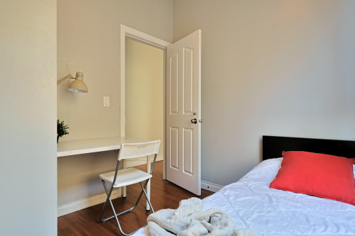 923 Broadway - Rooms