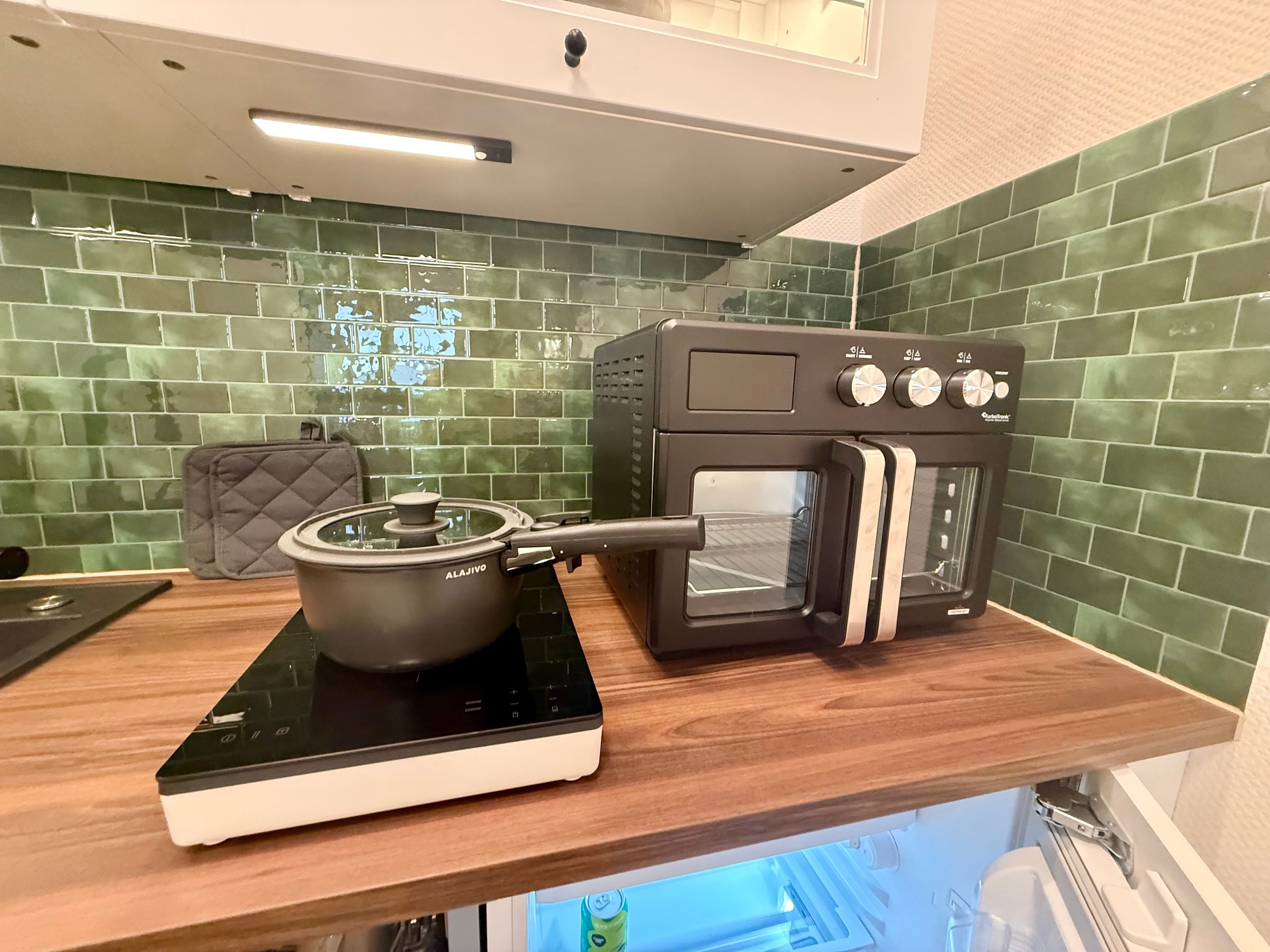 Elegantly Furnished Studio Apartment At Burgwall – Ideal For Commuters - 1
