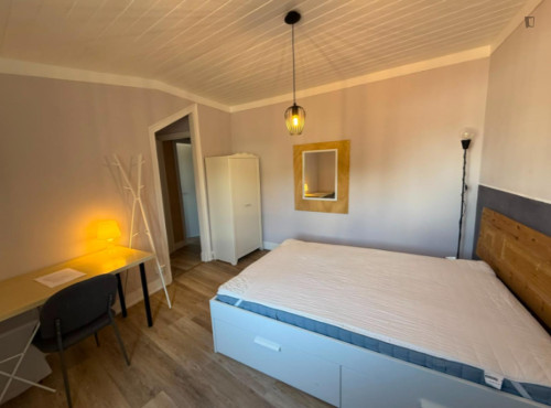Welcoming Bedroom Near ISLA - Gallery - 5
