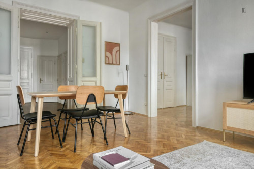 Dashing 2-bedroom apartment in Fasanviertel - Gallery - 11