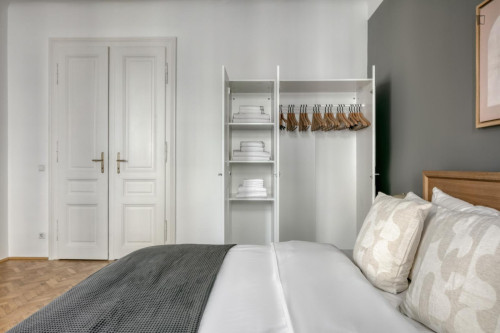Dashing 2-bedroom apartment in Fasanviertel - Gallery - 16